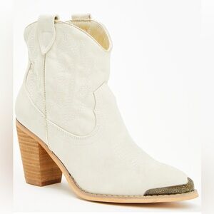 Very Volatile Womens Taylor Booties NWT SIZE: 8.5 COLOR: white/off white